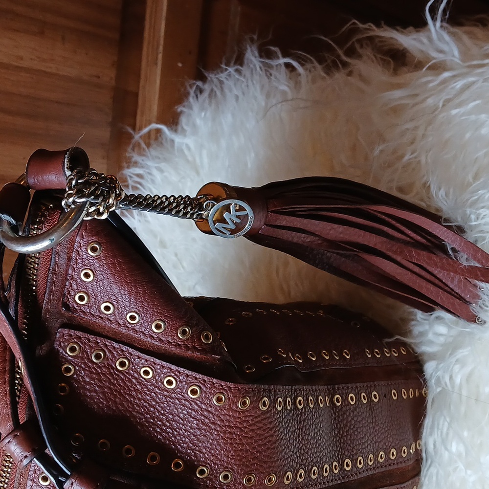 MICHAEL KORS CROSSBODY REDUCED FOR QUICK SALE - Picture 4 of 17